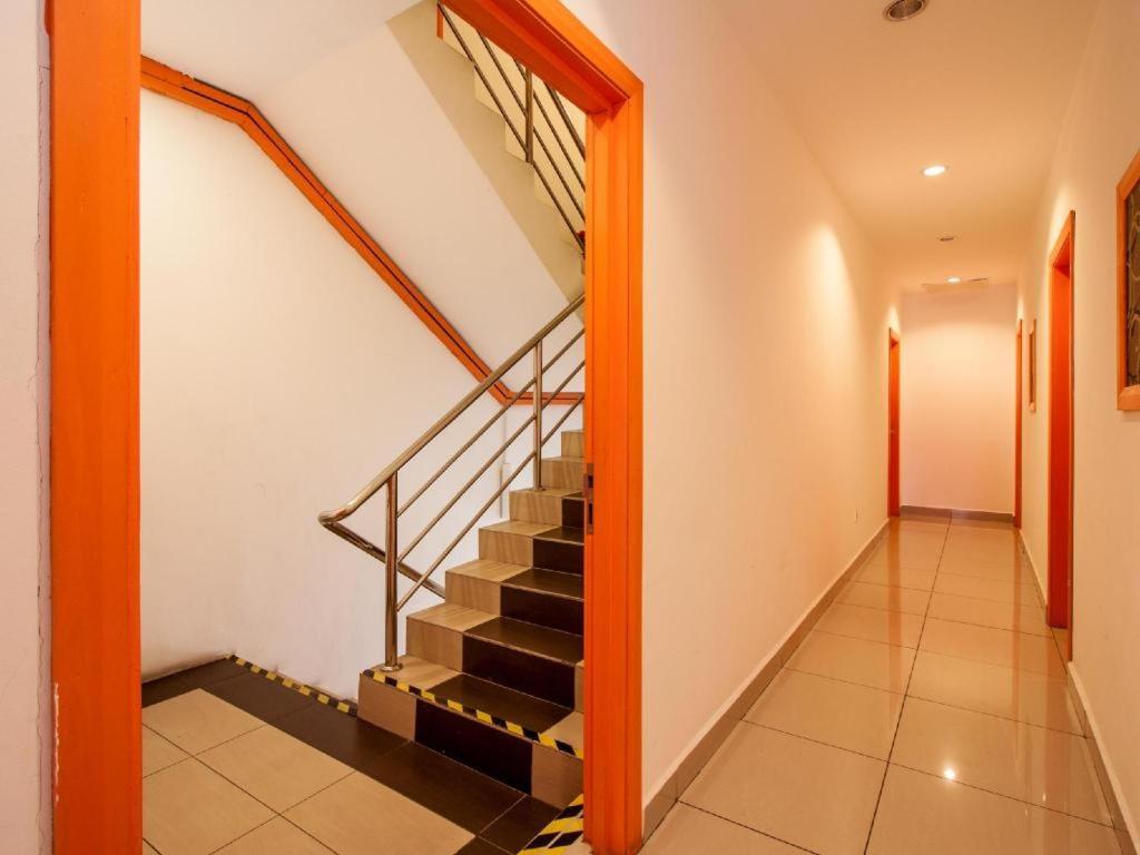 1 Hotel Taman Connaught Kuala Lumpur Esterno foto